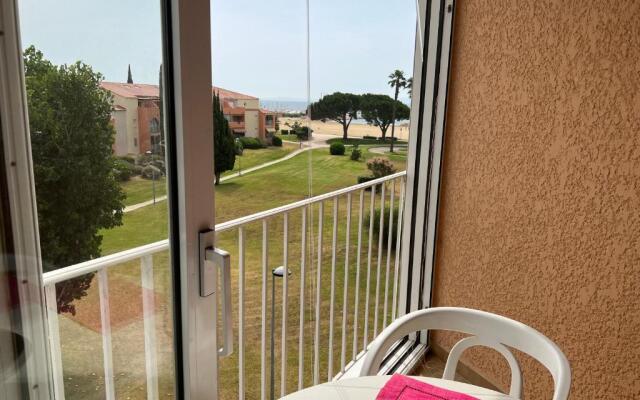 5 personnes les pieds dans l'eau à Santa-Cruz