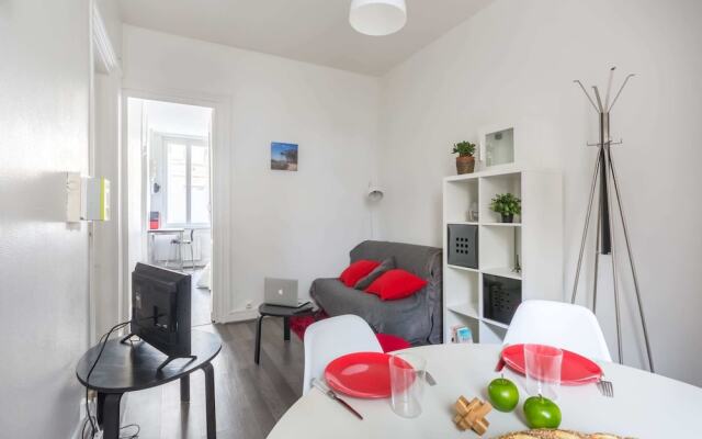 Homely Apartment Near Place de la Victoire