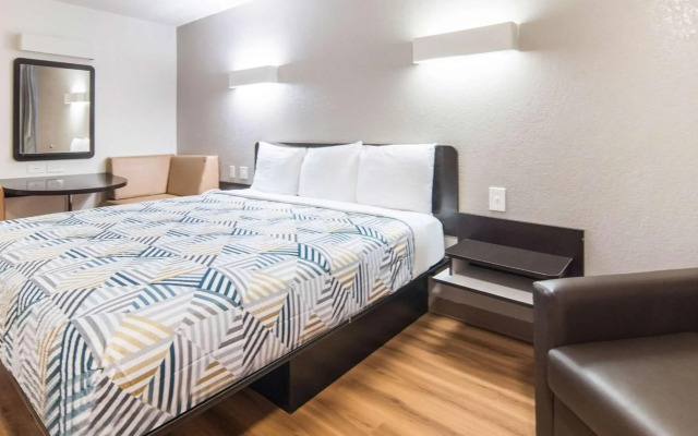 Motel 6 Addison, TX - Dallas