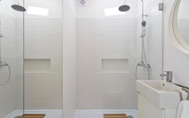 APOSENTUS - The light house at Miragaia