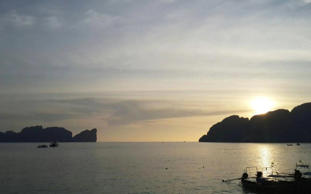 Phi Phi Long Beach Resort & Villa