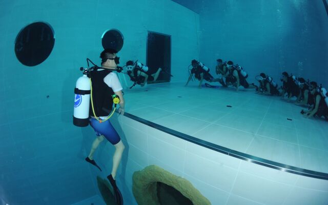 DiveCube Hotel