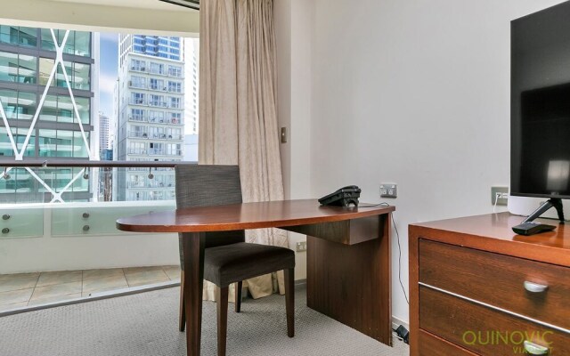QV Central Upscale Apt in a Hotel (929)