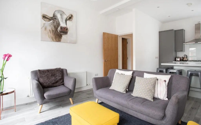 Modern Luxury Apartment, Sleeps 6, Best Location