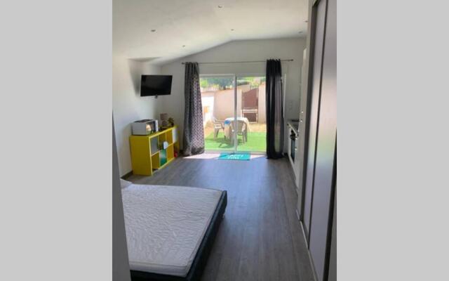 Studio Lumineux a Proximite de Domaines Viticoles (Adults Only)