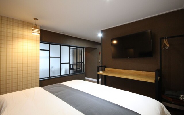 Brown Dot Hotel Jinhae