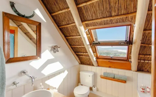 Beachscape- Waves,Views & WIFI - Noordhoek's best!