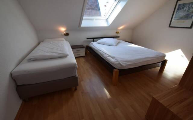 Tolstov-Hotels Generous 3 Room Apartment