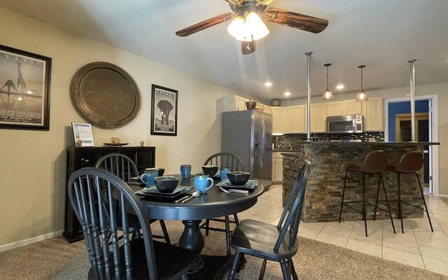 Couples Retreat With Hot Tub, Sauna and Steam Room