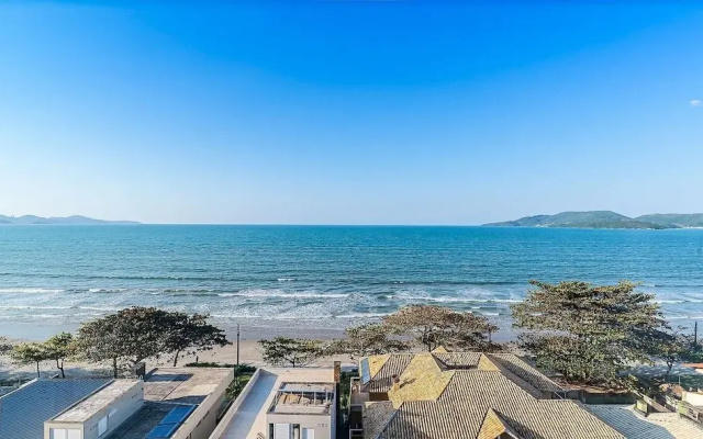 Apto moderno c/ vista mar a 75m da praia LLR802