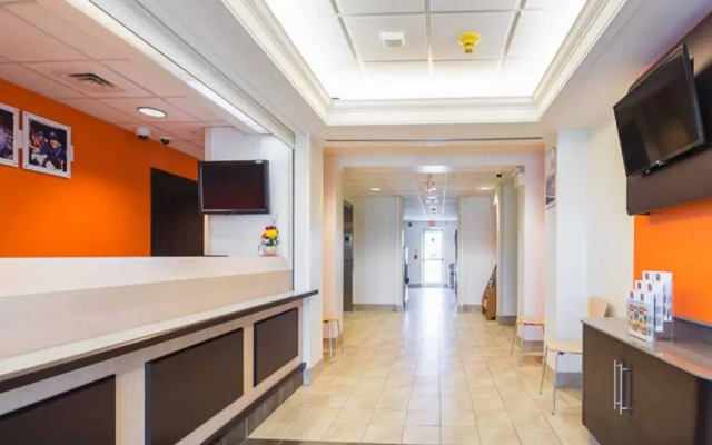 Motel 6 Whitby, ON - Toronto East