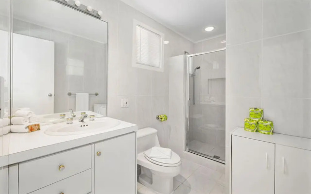 3BR 3BA Pool Downtown Short Walk to Beach