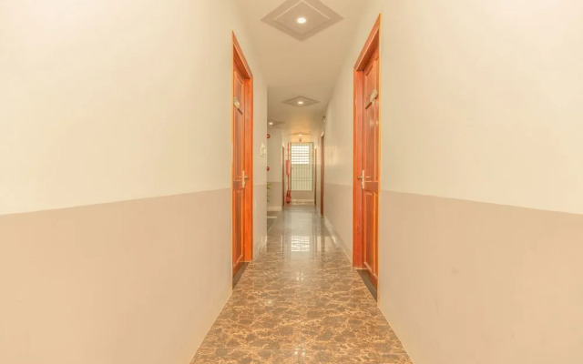 Hoang Truong Hotel by OYO Rooms