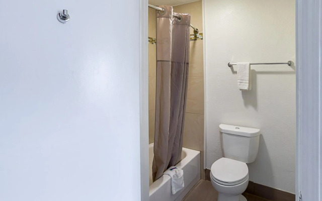 Motel 6 Grand Prairie, TX - Near Six Flags Drive
