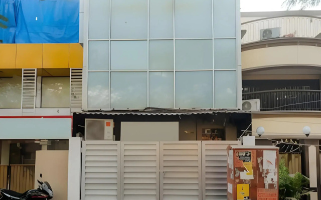 OYO 11720 Gold Coast Inn