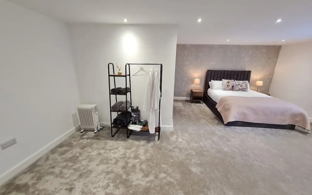 Central Guest Room - En-suite, Parking & Garden