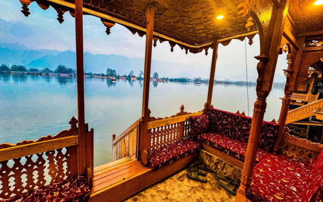 Peacock Houseboats