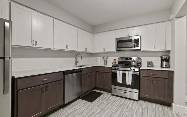 Modern 2BR 2BA Apartment With Pleasant Views