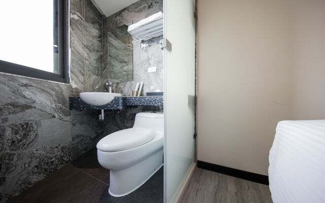 Metro Apartment