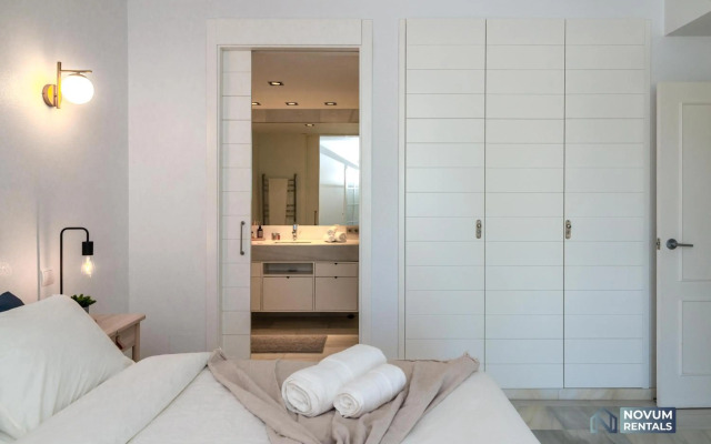 Modern 2 BDRM Apt with Sea Views and Pool