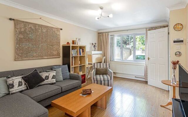 Beautiful 3 Bed House W Patio 10 Mins to Excel