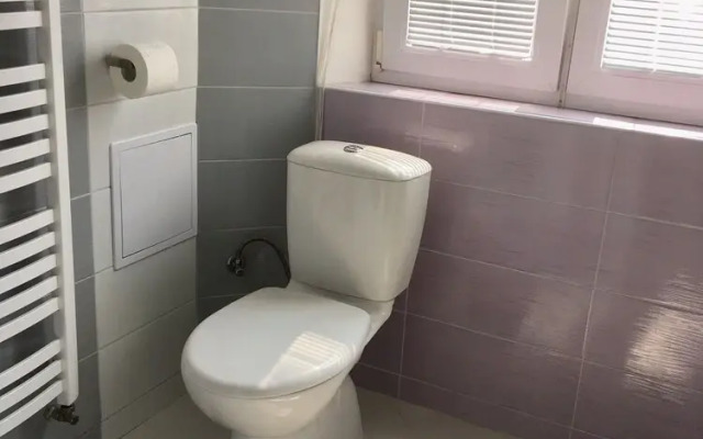 Cosy home - 4 stops to DT