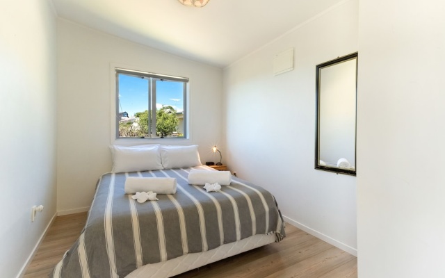 Tiri Cottage - Seaviews in Oneroa – Guest Rooms – Oneroa Bay