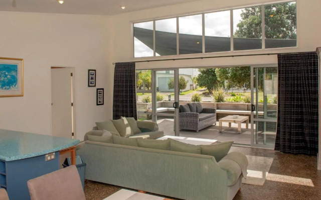 Sands Beach House - Matarangi Holiday Home