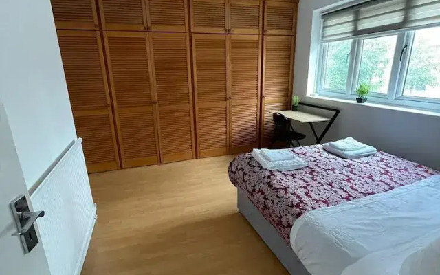 3-bed House - Garden & 30 Mins to Central London
