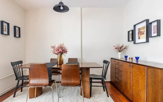 Spacious Flat w Balcony 3 min to Bagdat Ave