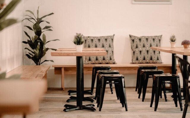 Murals Hostel & Cafe