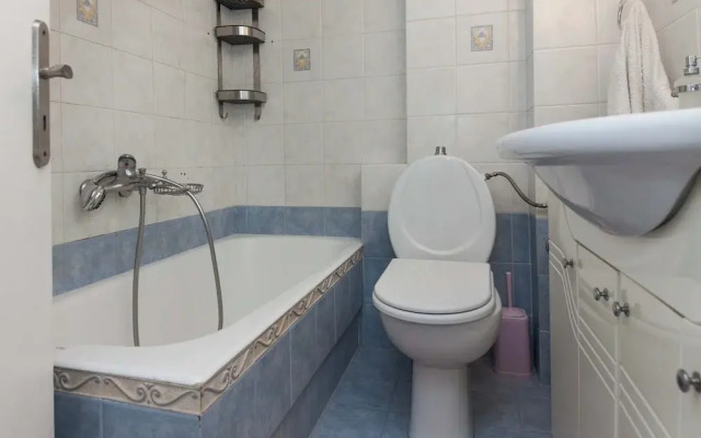 Urban Cosy 2 Bd Apt Near Metro w Balcony