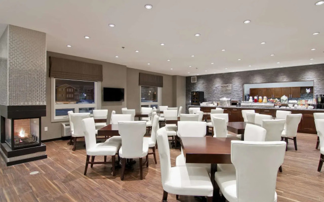 Home Inn and Suites Regina Airport