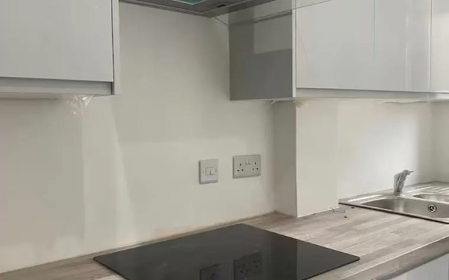 2 bed Sunny London Apartment - Sleeps 4 & Parking