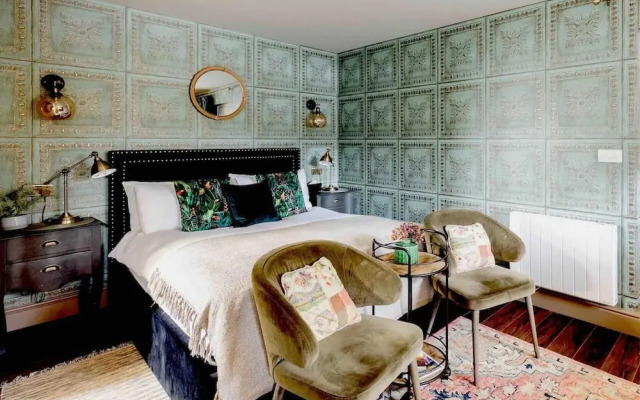 Stunning Private En-suite Studio in Cobham