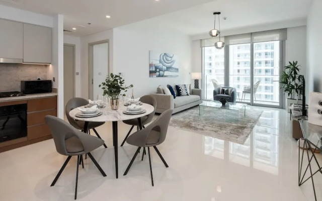 Contemporary 1BR w Dubai Marina Glimpse