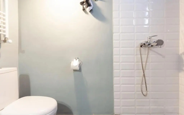 Wehost Sunny Apartment