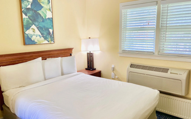 Elk Rapids Lakeshore Inn