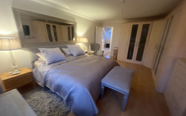 Remarkable 3-bed House in Netley Abbey Southampton
