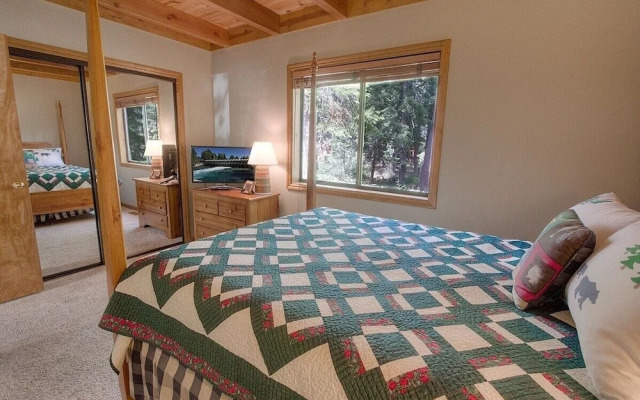 Sunnyside Up 3 Bedroom Cabin by RedAwning