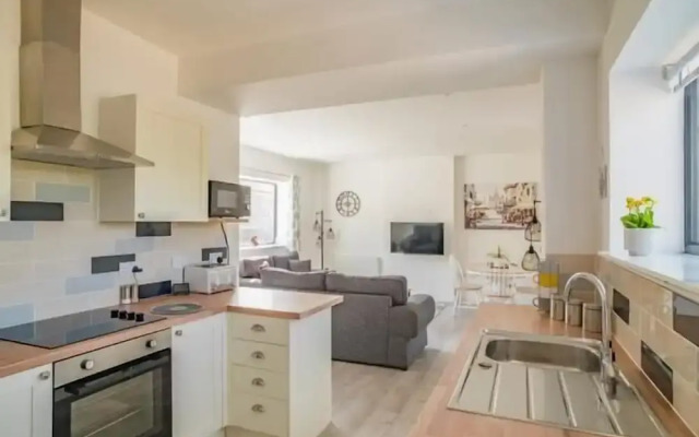 Modern Apartment in the Cotswolds Sleeps 6