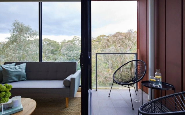 2BR Apt With Yarra River Views & Parking