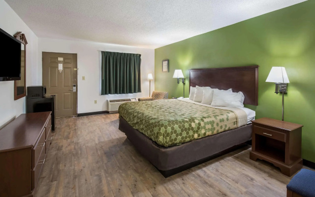 Econo Lodge Inn & Suites East