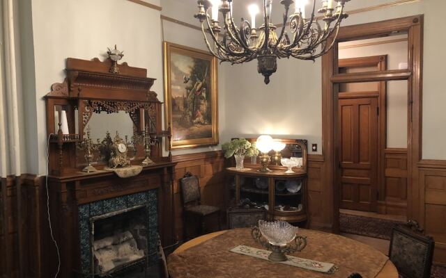 Vineyard Mansion & Carriage House Bed & Breakfast