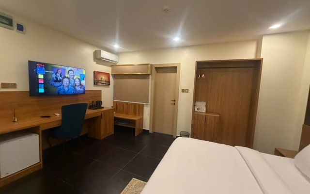 C & C Luxury Suites