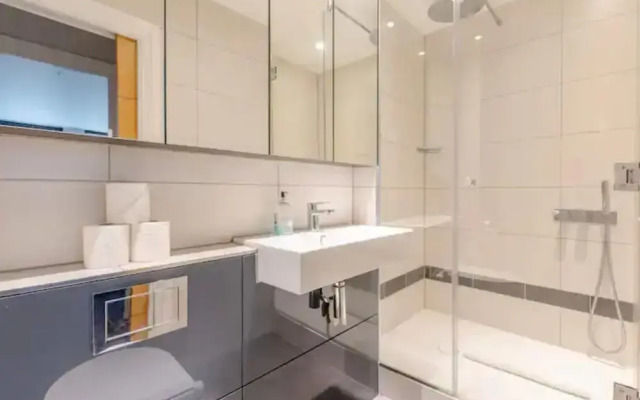 Chic 1BD Flat W/patio - 2 Mins From Baron's Court!