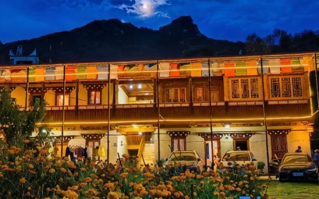 Maido Kangsang Homestay (Zhonglu Tibetan Village Scenic Area)