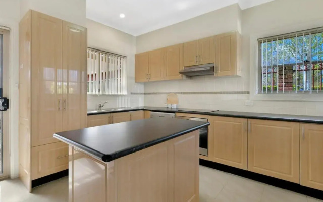 Spacious 2 Bed, 2 Bath Villa, CBD Location