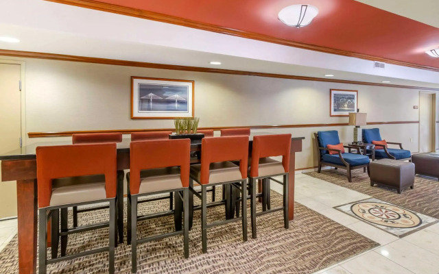 Comfort Inn & Suites Airport Convention Center
