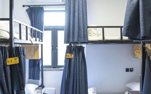 Zeako Youth Hostel